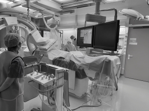 Angiographieanlage mit einem speziellem Raum Setup für einen transradialen Zugang